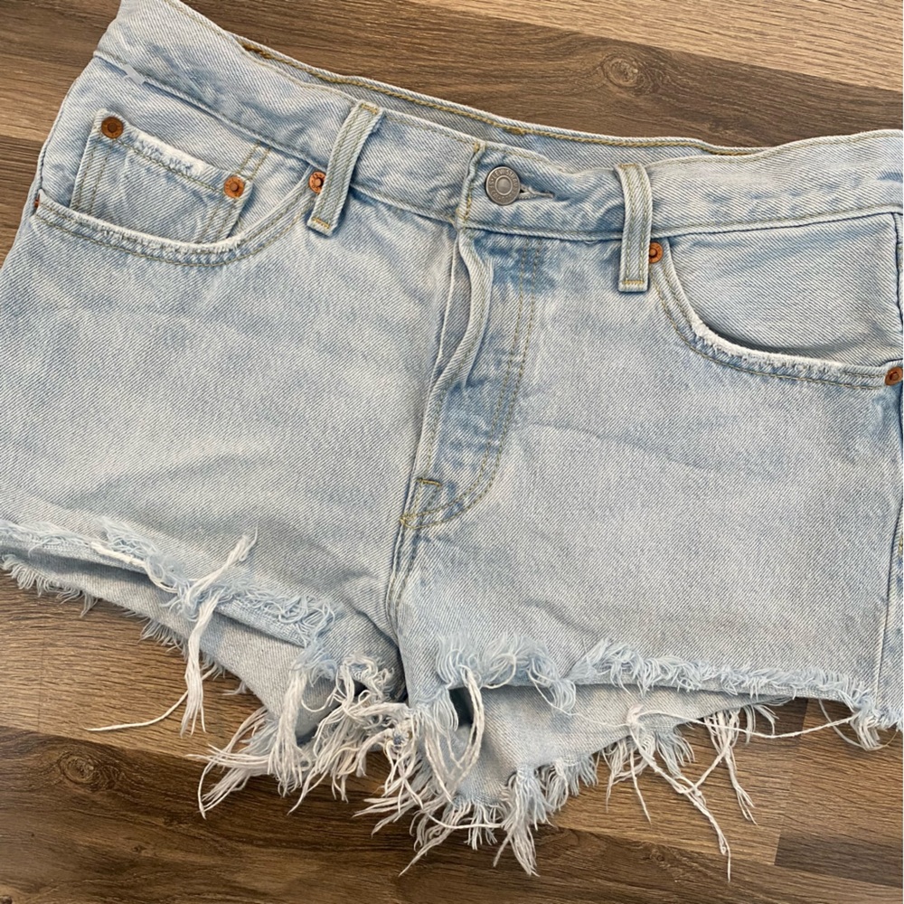 Levi’s 501 Light Wash Denim Shorts - Picture 3 of 5